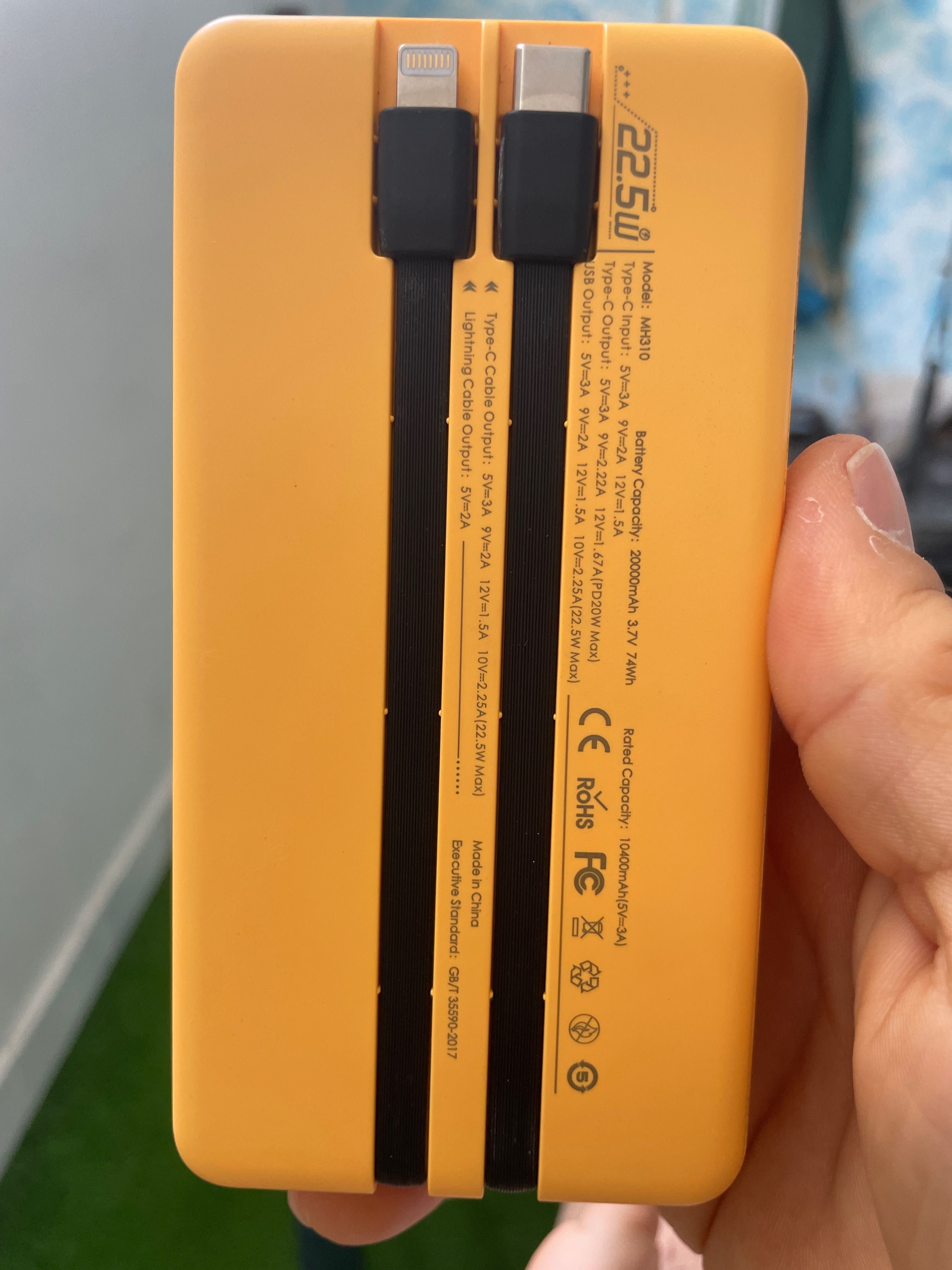 Външна батерия 20000mah,fast charge,2 вградени кабела,красива и удобна