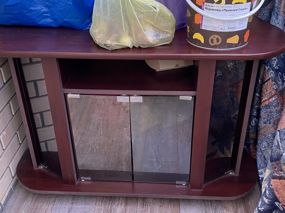 Продам тумбочку под телевизор в отличном состояний все целое цена дого