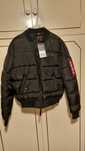 Продавам оригинален бомбър ALPHA INDUSTRIES
