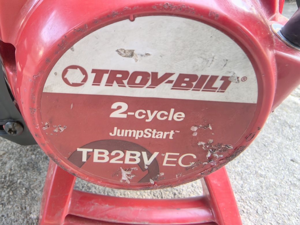 TROY-BILT TB2BV EC Бензинова Духалка Метла