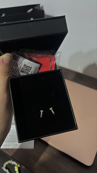 Золотые серьги-гвоздики с бриллиантами