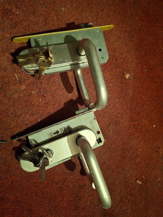 Ială cu broască, clanță și  butuc