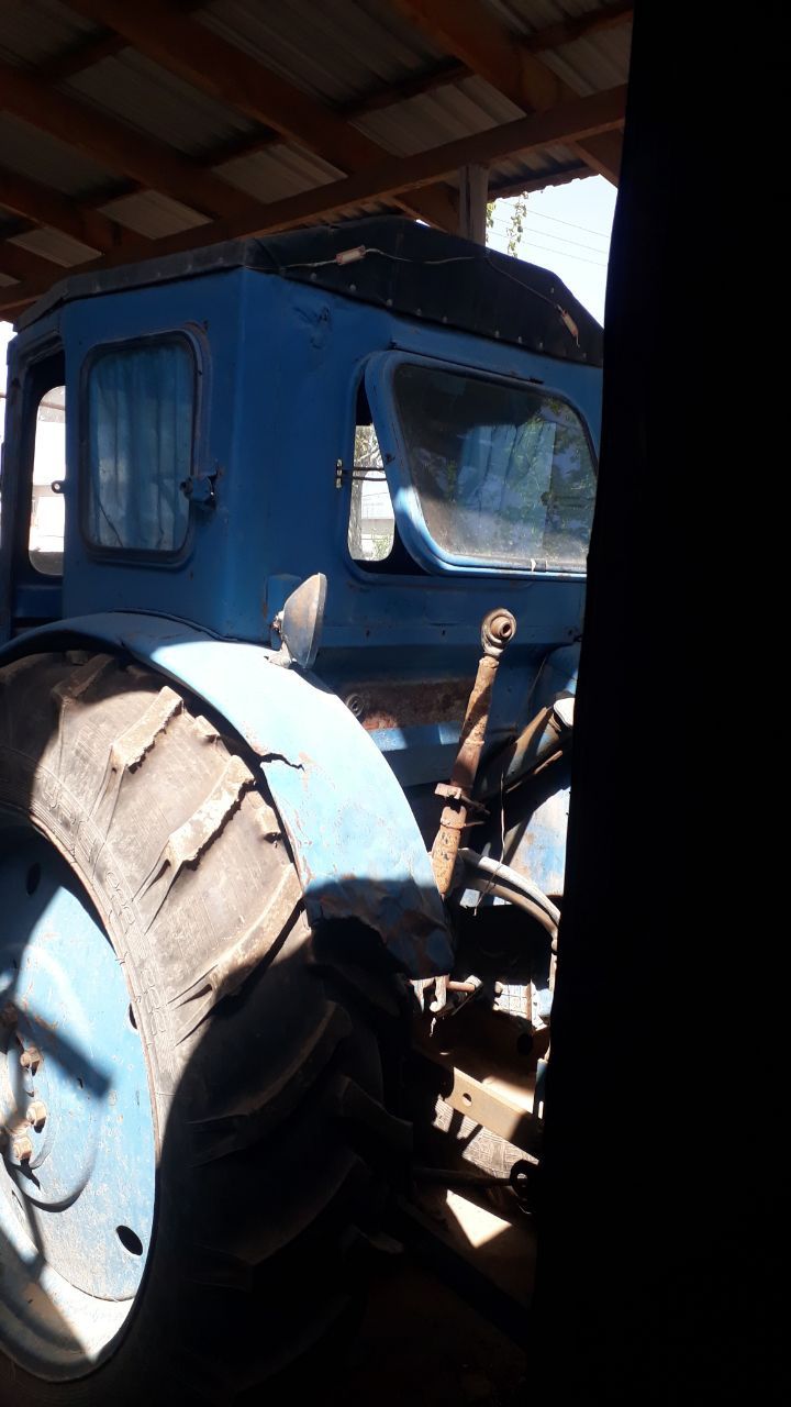 Traktor sotiladi t40