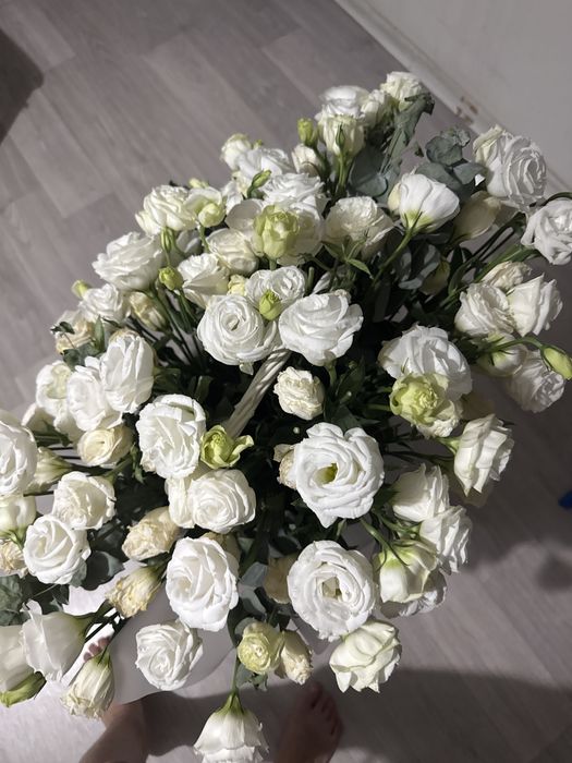 букет цветов лизиантус