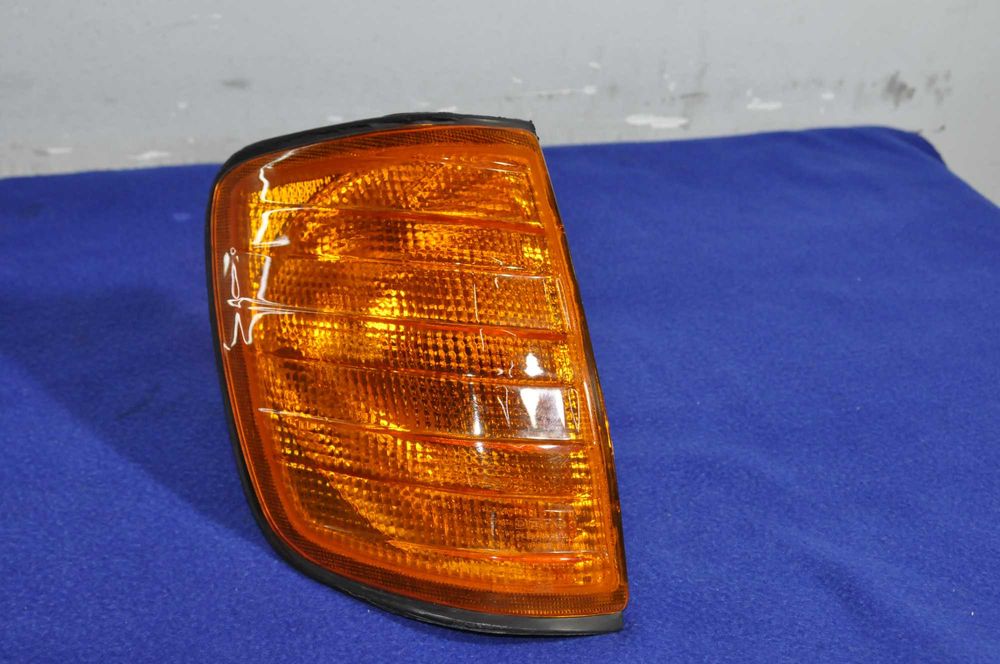 Поворотник правый Mercedes Benz E-Class W124
