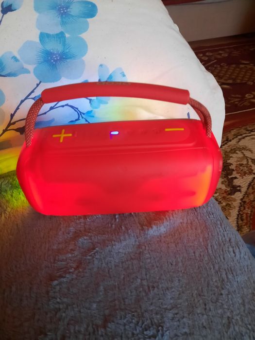 Dau boxa portabila pe telefoane stricate.