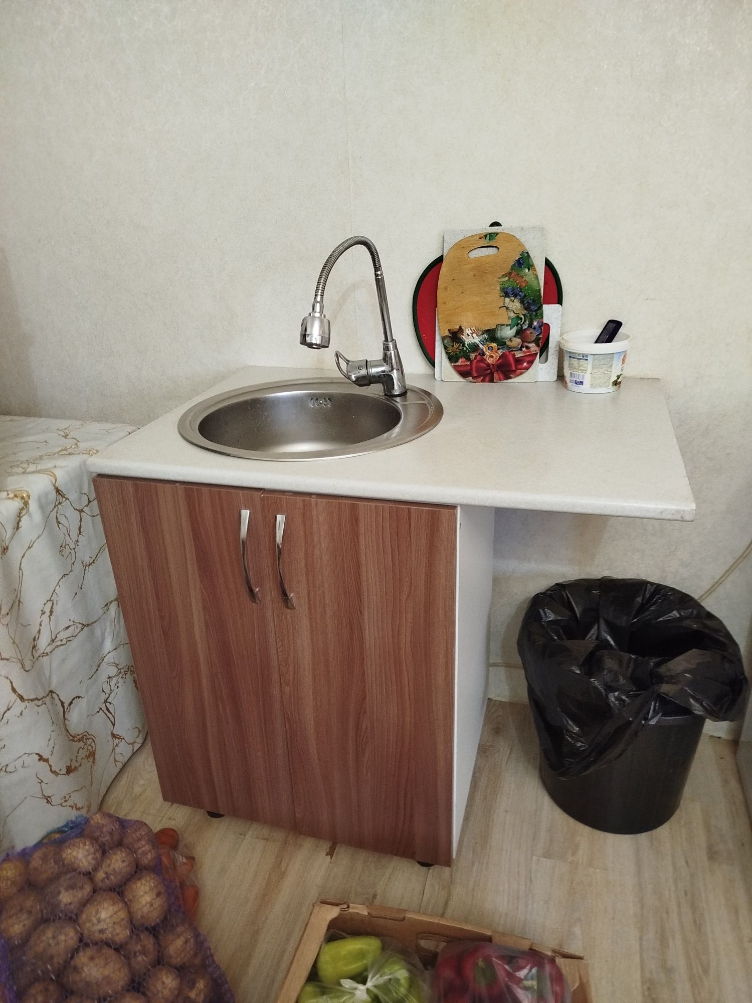 Холодильник, мойка, стол и стулья