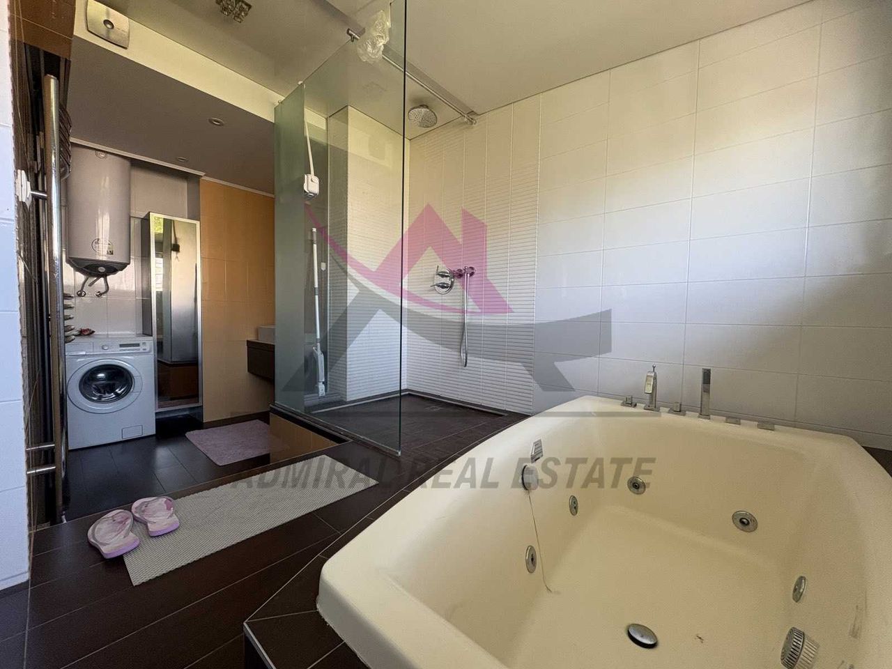 Дава се под наем Тристаен апартамент в Варна, Център - 107 кв.м за 950 € - Снимка #6