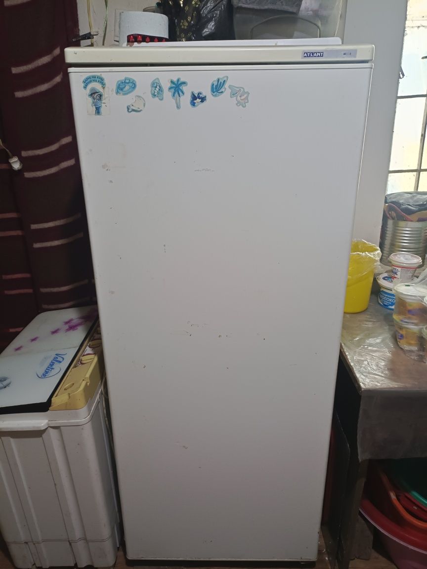 Холодильник рабочий, большой.