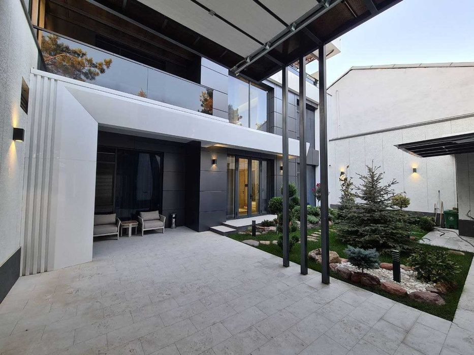 Амир-Тимур Хайтек с мебелью