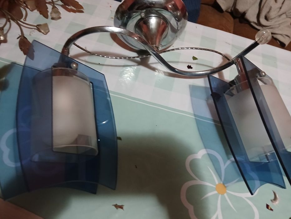 Продам люстры и светильник