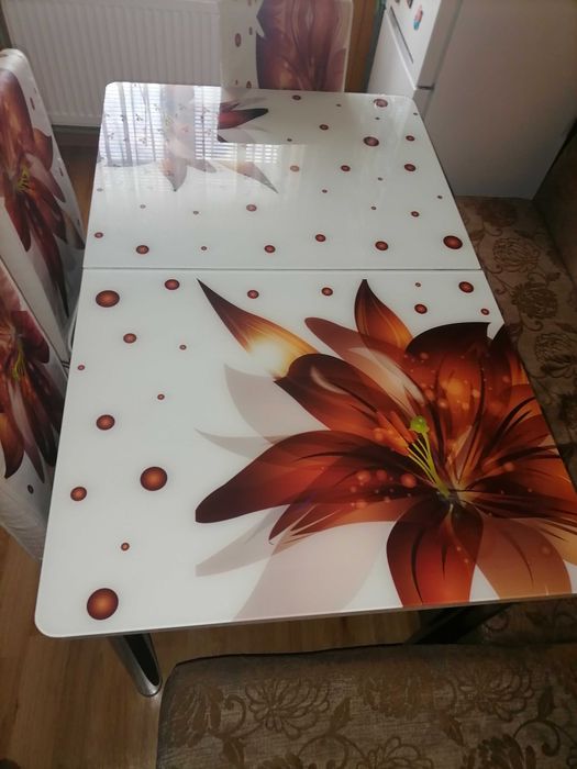 Трапеза маса с декорация цветя