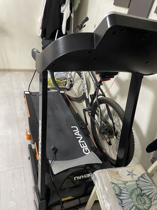 Продам беговую дорожку Genau