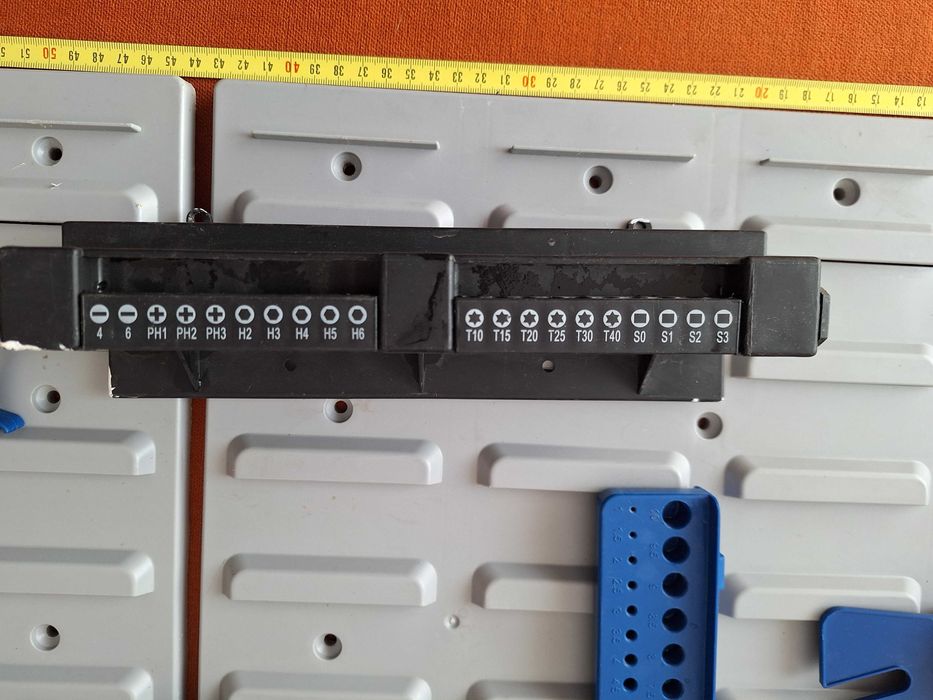 Organizator pentru atelier, montare pe perete placă perforată cu fante