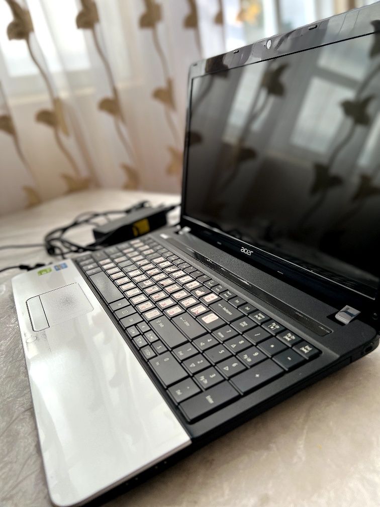 Noutbuk: ACER CORE I3