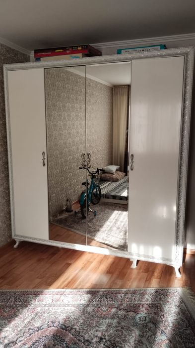 Шкаф, комод с зеркалом и две тумбы