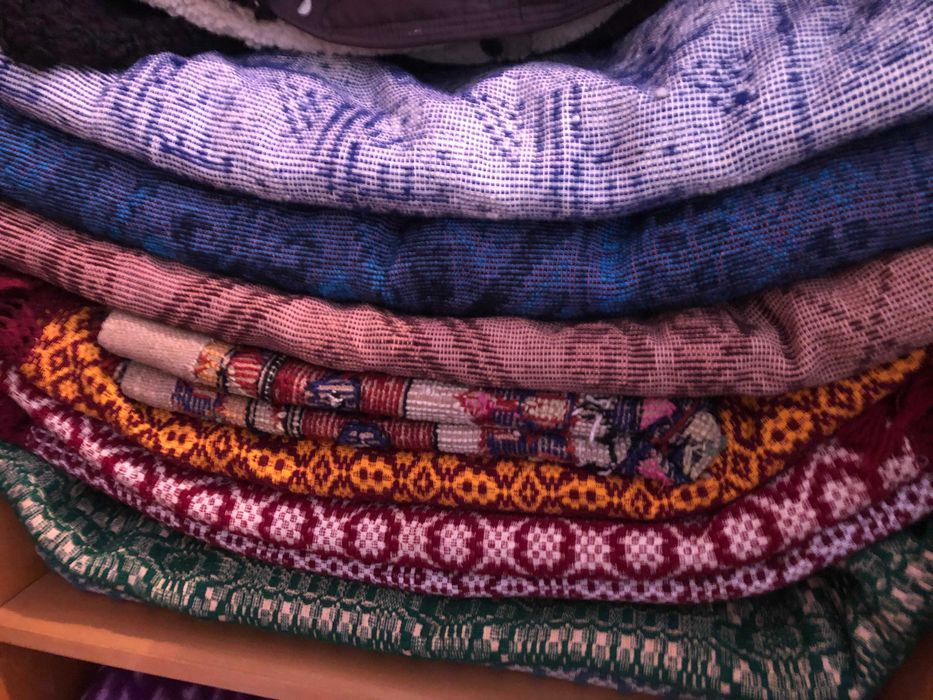 Vand cuverturi din lana, tesute manual