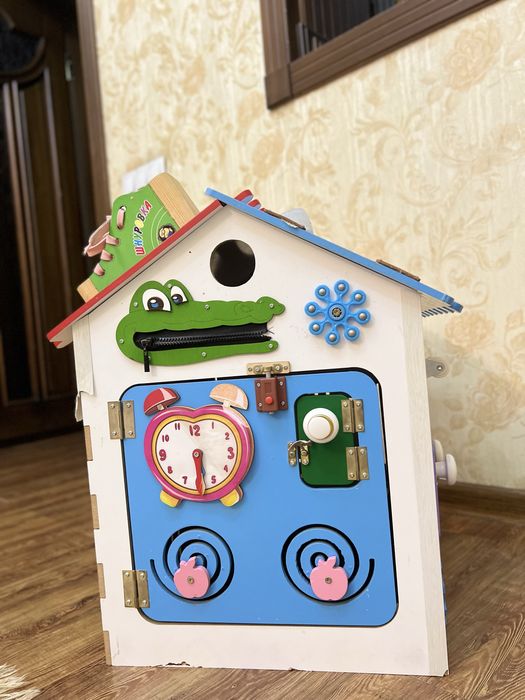 Развивающий и обучающий дом-Бизиборд.