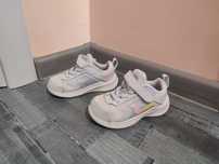 Маратонки Adidas, Nike, HM