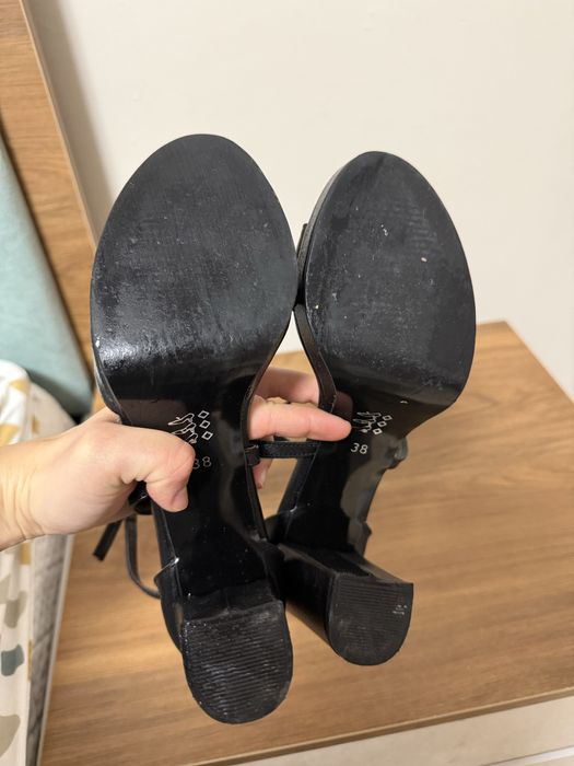 Черни сандали на висок ток