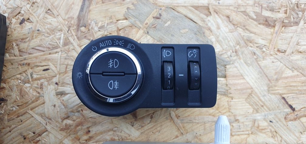 Grilă / consolă Opel Astra J bloc lumini /  panou AC radio MP3 confort
