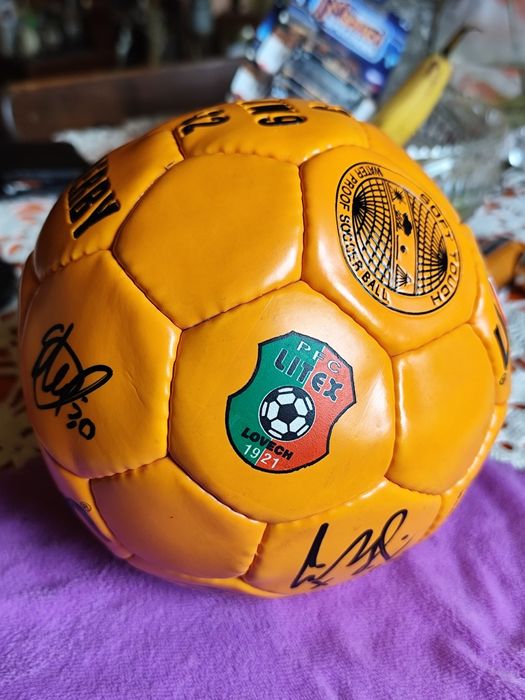 Колекционерска футболна топка на Литекс с четири автографа