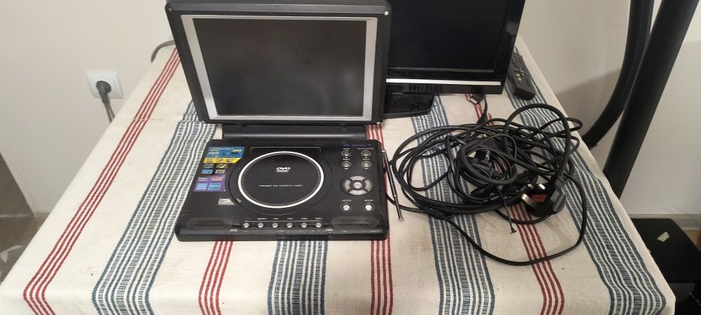 Продавам 3 playstation 3 плюс 1DVD и три кабела