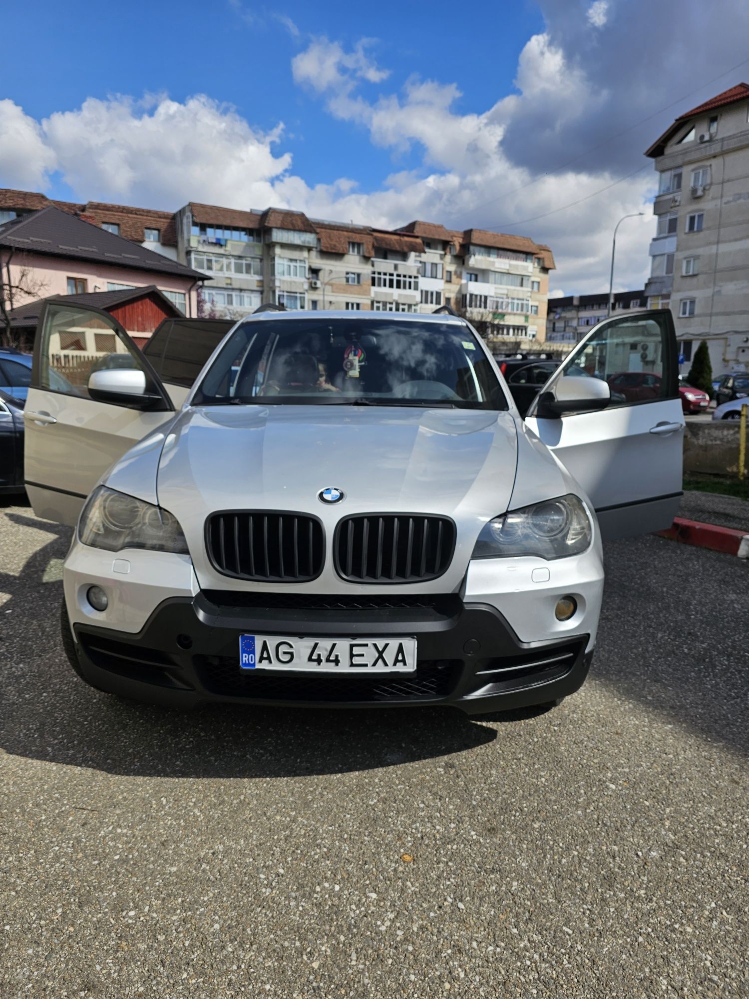 Vând X5 2008 3.0 diesel
Mașina nu necesita investiții in viit