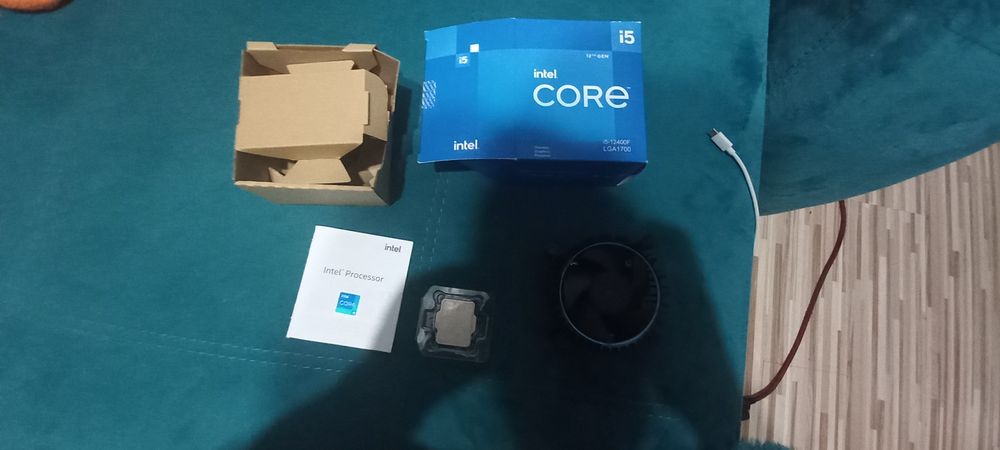 Vând procesor Intel core i5 12400F în stare perfecta de functionare