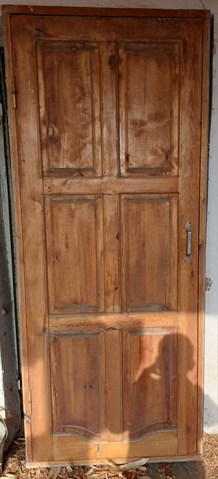 Eshik, romlar holati yaxshi.