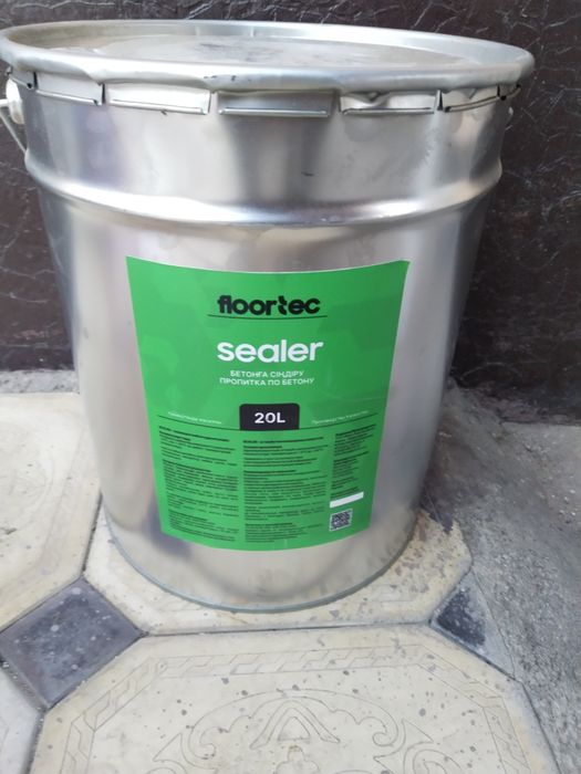 Продается лак для бетона 20 лит.