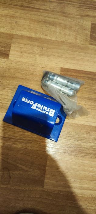 Планка за закрепване към земята за заключване на мотоциклет.