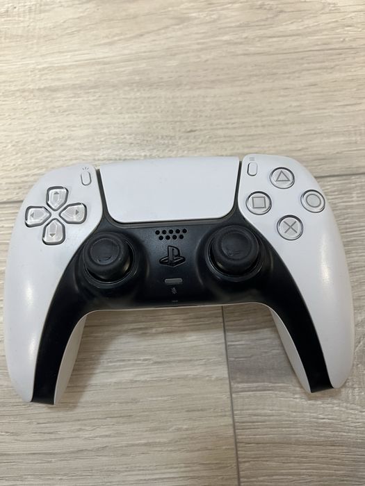 Продавам playstation 5,с един джойстик и без никакви забележки.