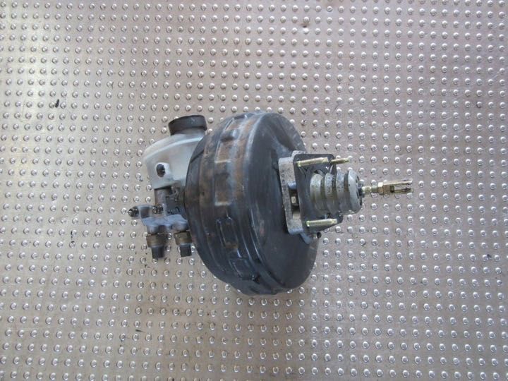 На Toyota Sequoia — Тормозной вакуум.