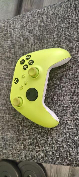 Продам Xbox series x б/у с геймпадоми .