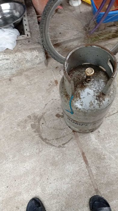vînd butelie cu guler este goală