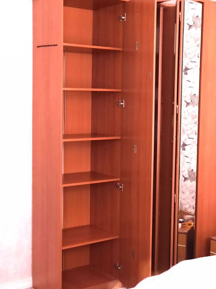 Срочно Продаю угловые шкафы б/у в хорошем состоянии.