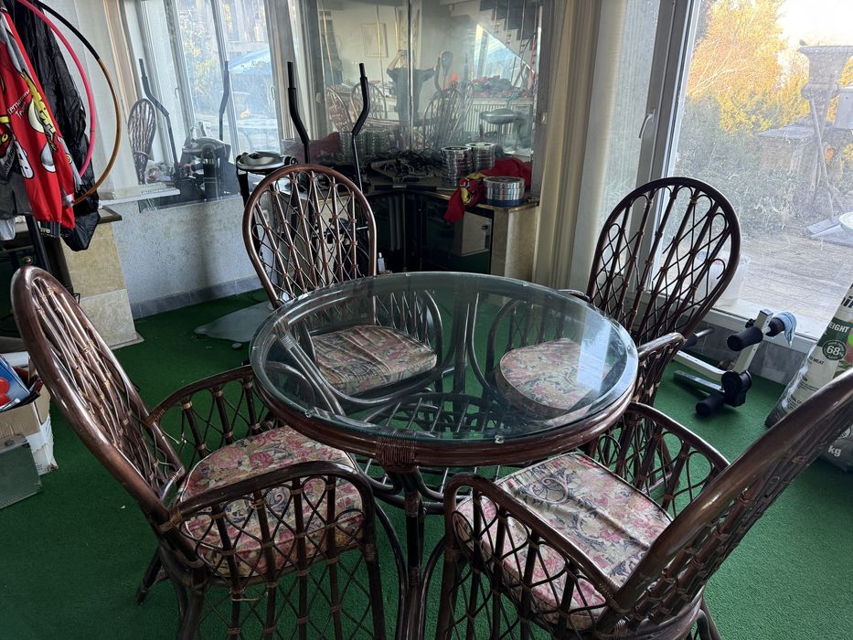 Маса + 4 стола.