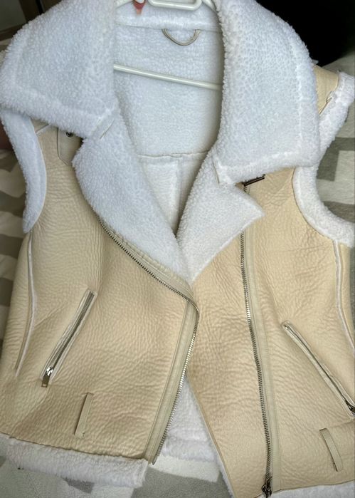 Дамски елек с еко кожа – Бежово-бял, стилен и топъл