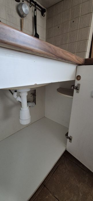 Кухня с мивка , котлони и аспиратор