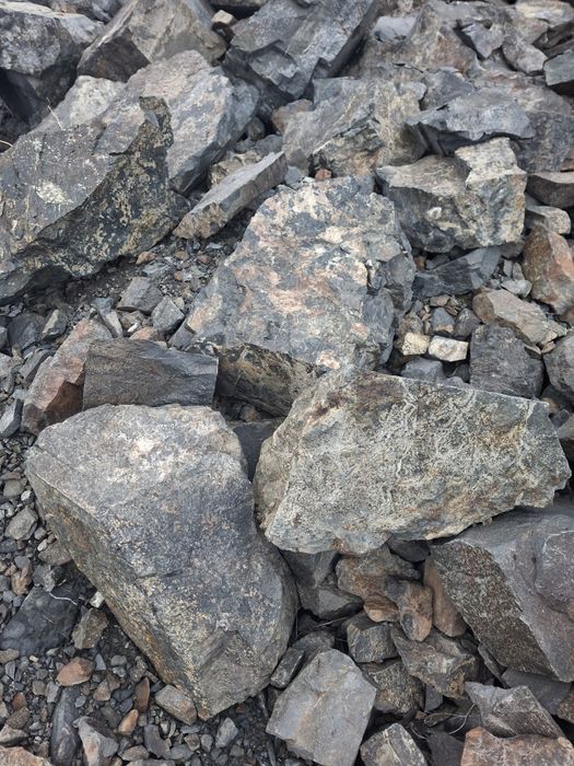 Бутовый камень под фундамент дамба,Дресва ,Пгс ,Щебень,Отсев Шахман