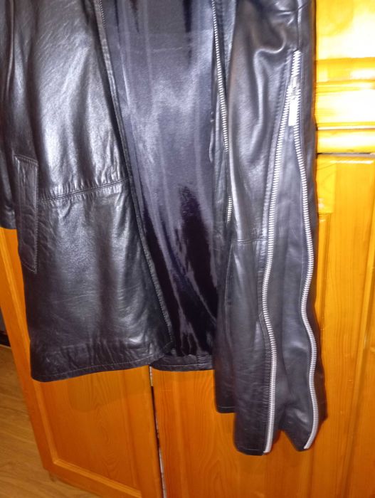 Продавам елегантно кожено манто