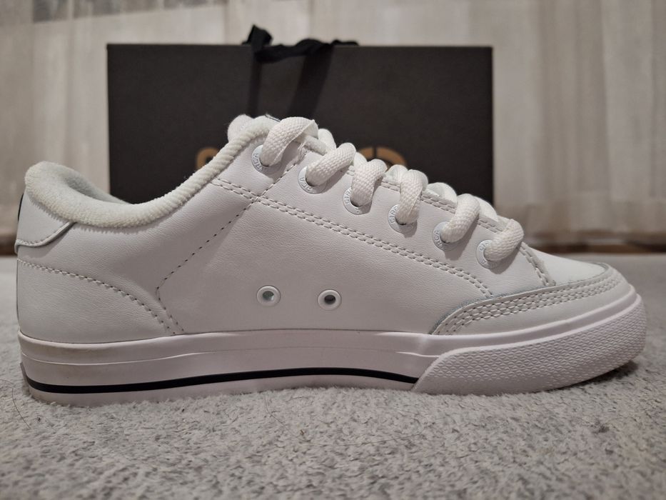 Бели кецове Circa