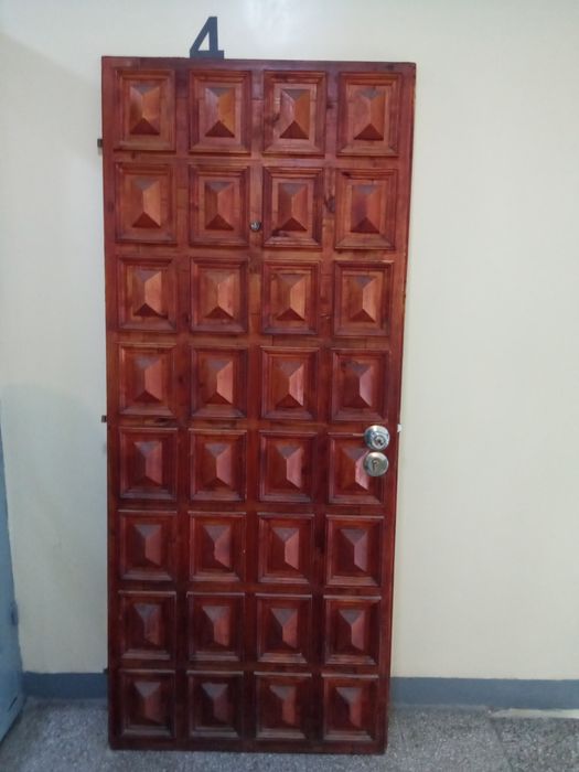 Дървена входна врата