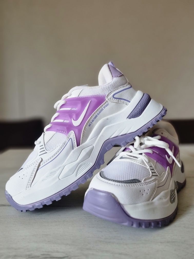 Нови дамски маратонки Nike