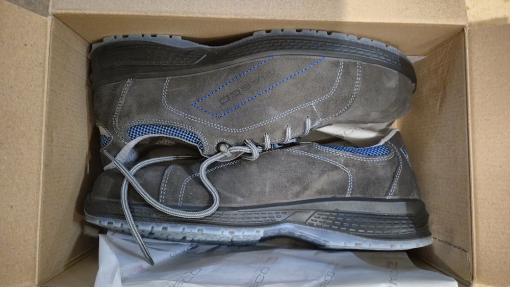 Продавам работни обувки със защитно бомбе  Giasco 44 номер, Нови