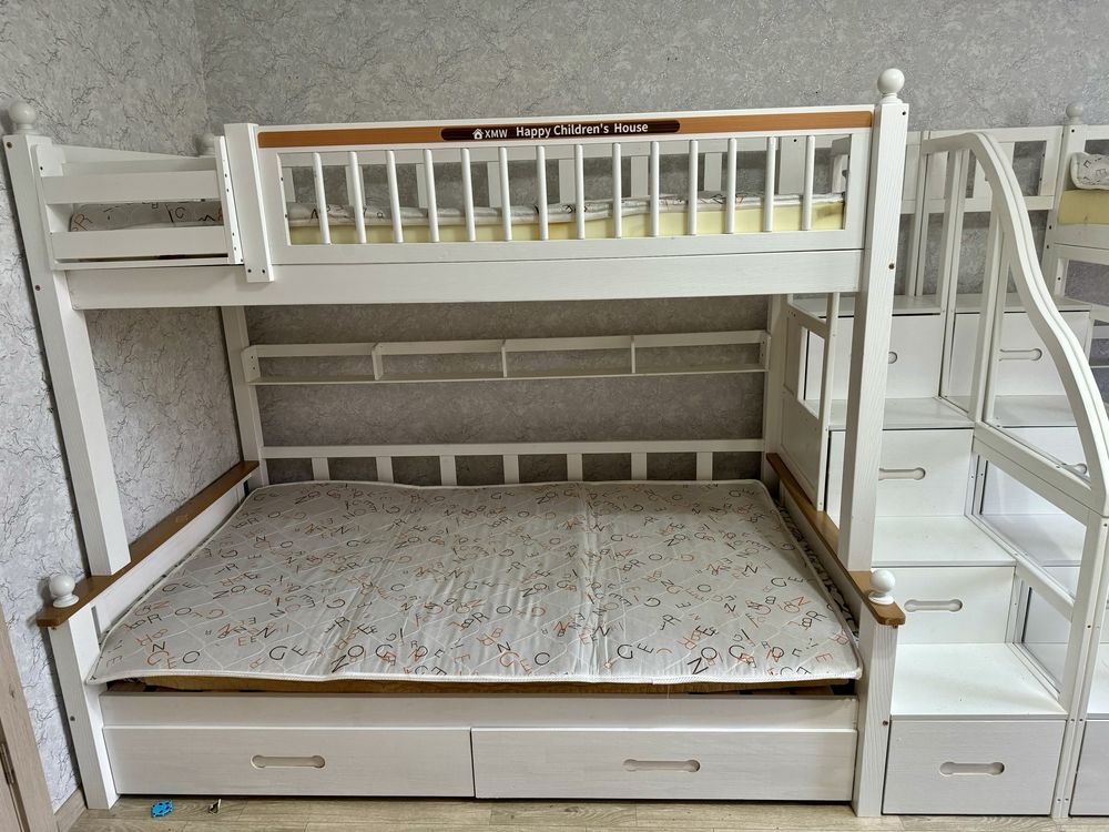 Продам деревянную двухьярусную кровать