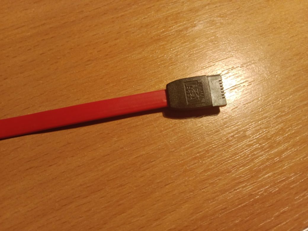 красный кабель SATA (Serial Advanced Technology Attachment).