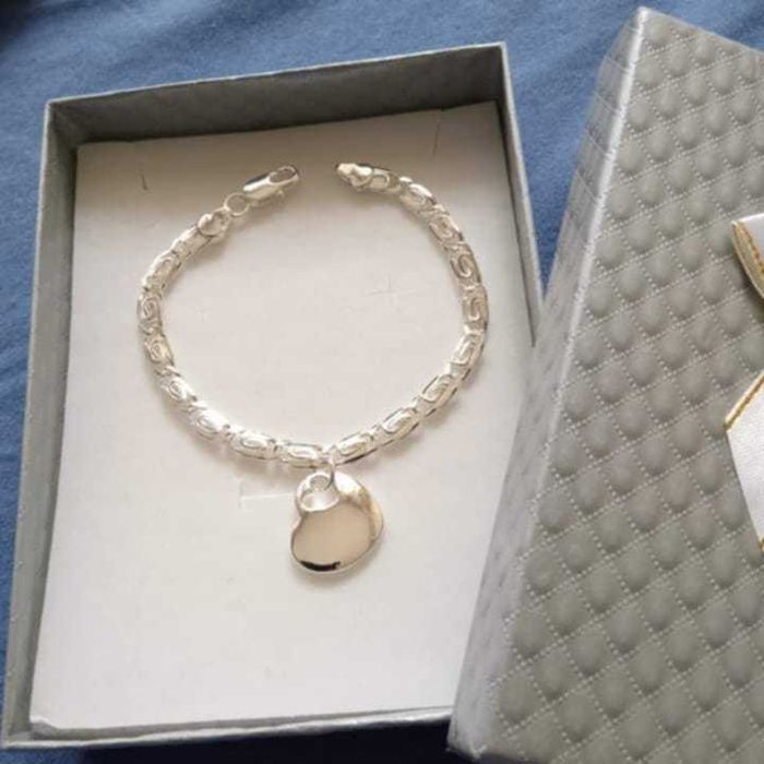 Елегантна, нова, сребърна гривна в кутия