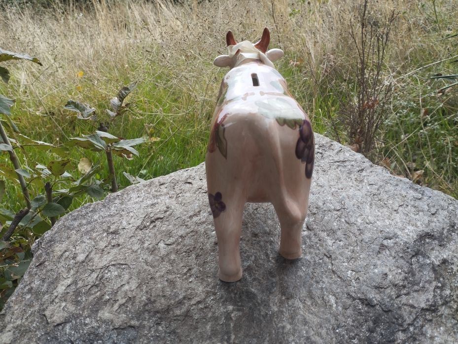 Порцеланова декоративна фигурка на крава-касичка